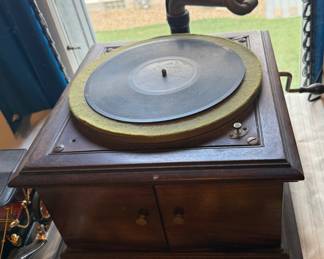 ANTIQUE VICTOR VICTROLA