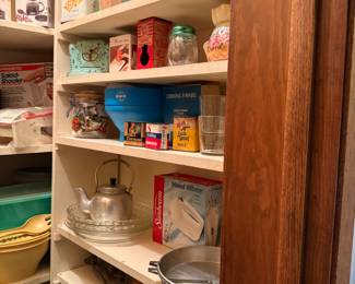 LOTS OF VINTAGE KITCHENWARE