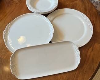 L43 - $550. Villeroy & Boch Foglia China Set.