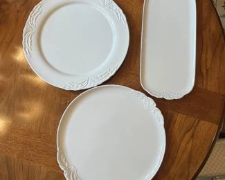 L43 - $550. Villeroy & Boch Foglia China Set.