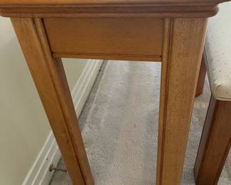 G4 - $150 . Vintage Bernhardt Console Table with 2 Stools. Table Measures 56" x 16" x 27" tall. Each Stool measures 21" x 14" x 18". 