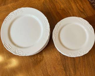 L43 - $550. Villeroy & Boch Foglia China Set.