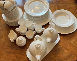 L43 - $550. Villeroy & Boch Foglia China Set.