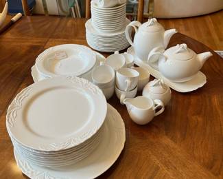 L43 - $550. Villeroy & Boch Foglia China Set.