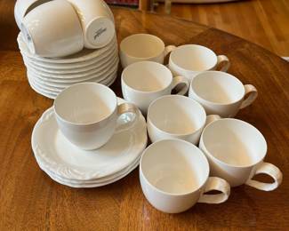 L43 - $550. Villeroy & Boch Foglia China Set.