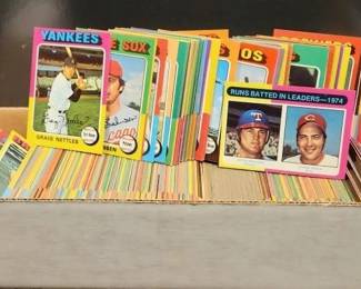 LARGE BOX OF 1975 TOPPS BASEBALL CARDS.