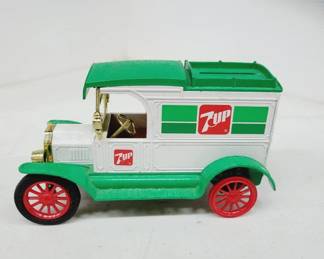 Ertl 1913 Ford Model T 7UP Van Bank Die Cast Metal