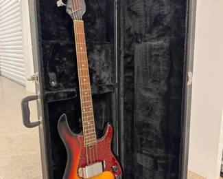 98 ElectricBassGuitarwSunburstFinishBlackHardShellCase