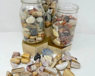 105 MasonJarsFilledwPolishedStones