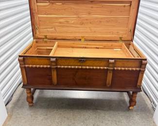 60 VintageCedarHopeChestonTurnedLegswInteriorTray