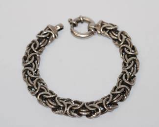.925 Sterling Italian Bracelet done in byzantire links with large spring ring clasp, bracelet measures approx 7.75" long, 25.6 grams total weight