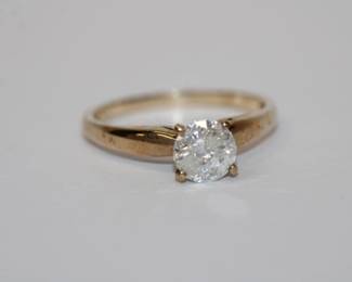 10kt yellow gold Diamond Solitare Ring that featus a 6.08mm round diamond approx .82ct, I clarity, H-I color, size 7, 1.9 grams total weight