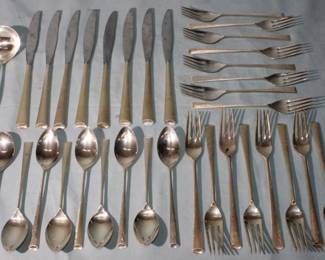 Royal Satin Wallace Sterling Flatware 8 salad forks, 8 dinner forks, 8 tea spoons, 8 knives, sugar spoon, ladle spoon. 1,445 grams total
