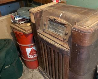 Vintage Radio, not sure if it works yet
