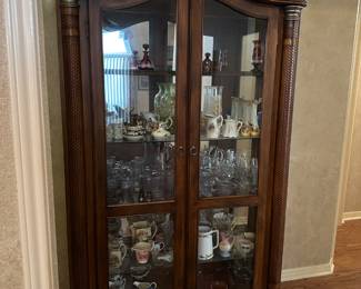 Like-new China/curio cabinet