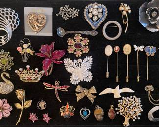Vintage brooches & pendants