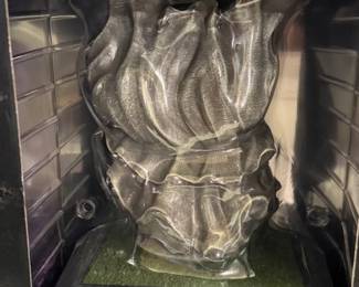 Spooky "Winfred Statue" Brand New stikk in the Box