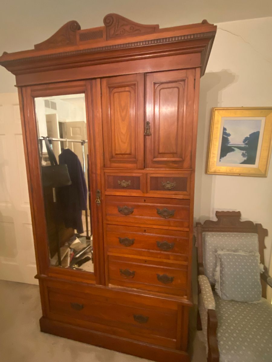 Nice antique furniture, ready for a new beginning. 