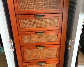 Lingerie cabinet
