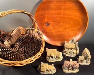 Circular wooden plate, David Winter Cottages, pine cones and basket