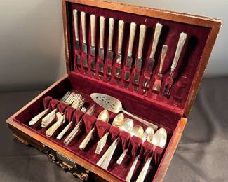 Large service of Wallace silverplate in chest, "Personality" 1938