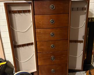 Jewelry chest