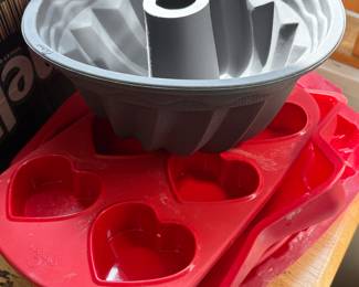 Silicone baking molds