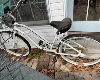 Another great ladies bike for sale! Has basket, love it a little and it will last years!