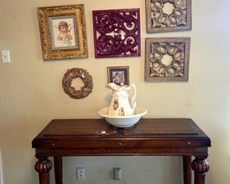 Wood console table
Entry table