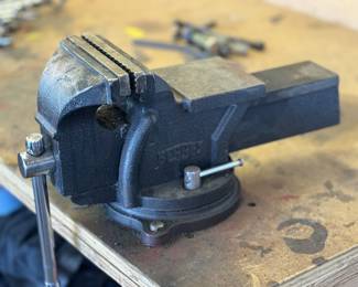 Bessy swivel vise