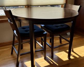 Small nook table w/2 chairs