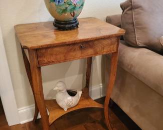French Empire Period Sawing utility table
Ca: 1790-1820
Size: L 20 Inches (53 cm), L 20 Inches (51 cm), H 30 Inches (76 cm)