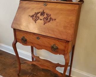 American Desk with drawer, Ca.1860
Acquired in Elgin Illinois from privite seller
Size: W 29 inches (72 cm), D 28 inches ( 74 cm), H 48 inches (122 cm