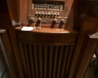 Philco floor modle radio 1930's