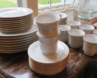Sakura Classic Gold china - service for 8