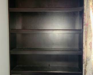 2 matching bookshelves/cabinets