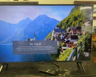 LG 40 TV w Remote