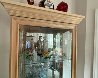 Glass Hutch, Decorative Statues, Glassware, Oriental Porcelain