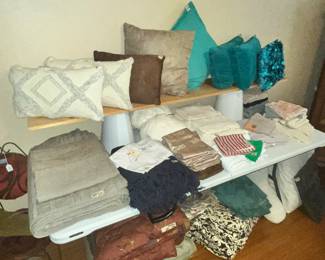 DECORATOR PILLOWS & LINENS