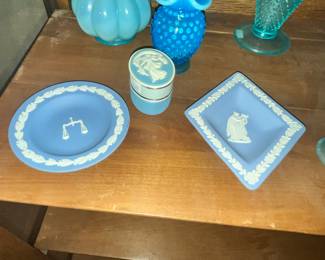PAIR OF VINTAGE WEDGEWOOD DISHES