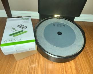 iROBOT ROOMBA VACUUM