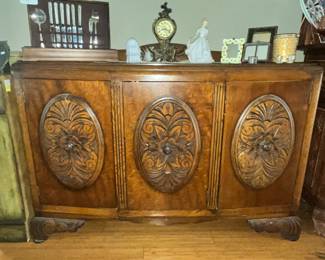 GLAMOROUS VINTAGE 3-DOOR BUFFET