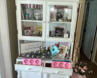 CUTE WHITE SCUFF-PAINTED KITCHEN HUTCH