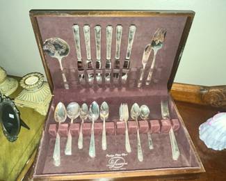 FLATWARE SET w/ BOX