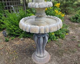 STUNNING LARGE BIRDBATH