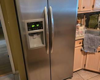 VERY NICE FRIDGIDAIRE 2-DOOR STAINLESS FRIDGE