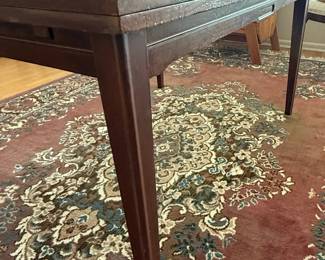 Traditional Dining Table with Tapered Legs