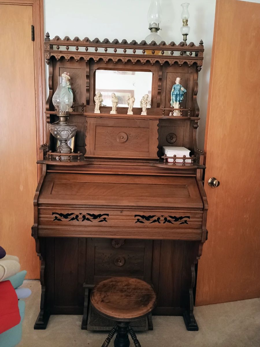 Beautiful pump organ and it does work
