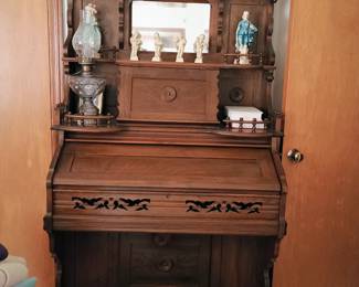 Beautiful pump organ and it does work