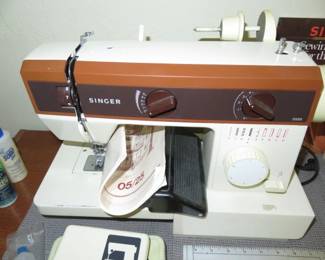 Vintage Singer Sewing Machine Model 5525